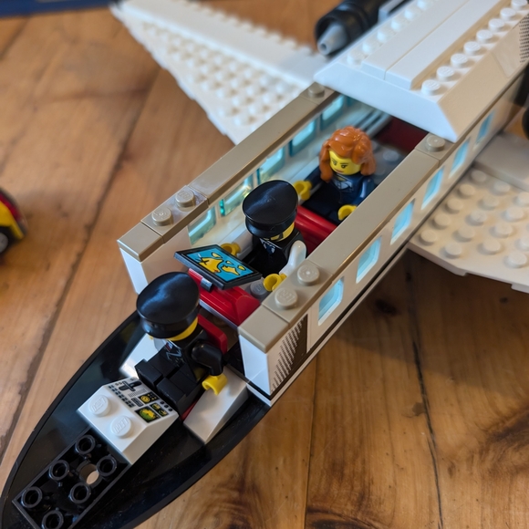 LEGO 60102 City Airport Passenger Plane Set - White and Black Building Set - Picture 3 of 6